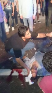 محافظ الإسكندرية يحاول إيقاف نزيف الدم لأحد المواطنين 