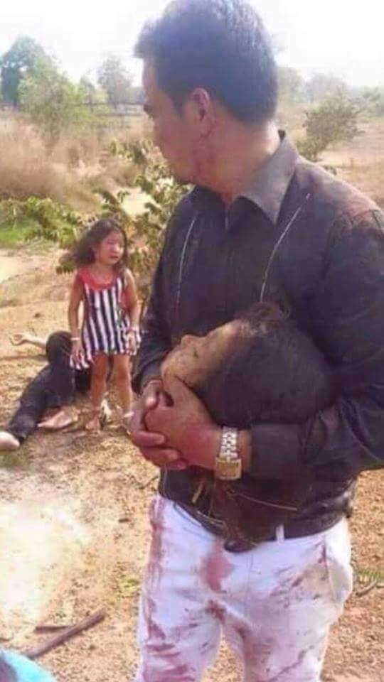الأب يحمل راس ابنته 