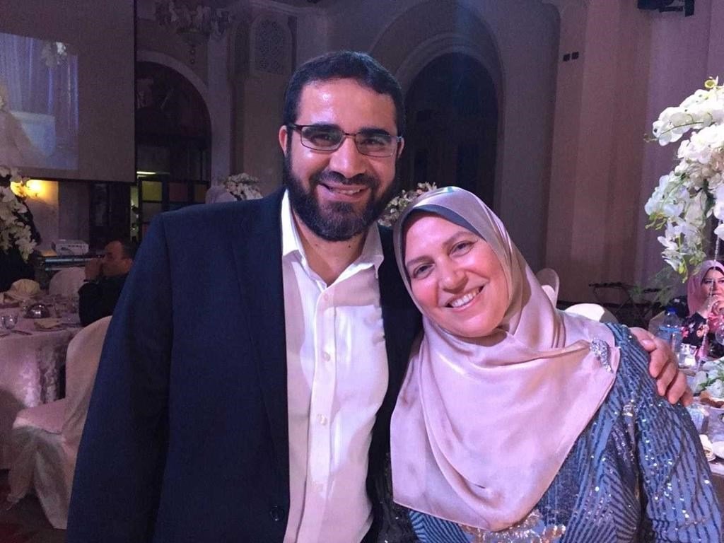 أحمد ياسر الباز مع زوجته صفاء العشماوي