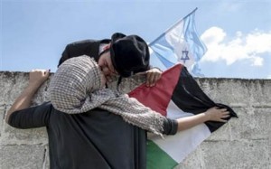 أسرائيلى يقبل فلسطينية
