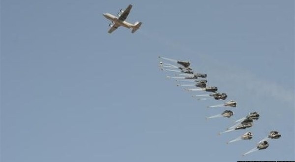 صورة لطائرة بريطانية تلقي الاسلحة لداعش