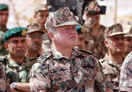 الملك عبد الله بالزي العسكري