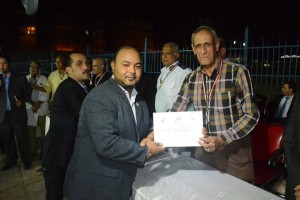  اللواء سيد قناوى يسلم شهادة التقدير لمحمد عبد الواسع