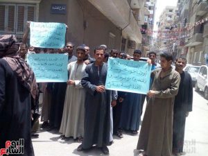 6201613133659585وقفة-احتجاجية-لأهالى-المتهمين-فى-أحداث-قرية-الكرم-بالمنيا-(1)