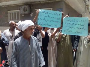 6201613133659585وقفة-احتجاجية-لأهالى-المتهمين-فى-أحداث-قرية-الكرم-بالمنيا-(2)
