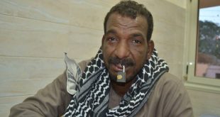 رجل يغلق فمه بقفل